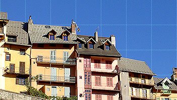Fa&ccedil;ades color&eacute;es des habitations de Briancon